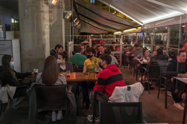 Poca gente en las terrazas de Pamplona a partir de las 23.00 horas de este martes, 11 de mayo, cuando el toque de queda ha sido levantado por el TSJN tras levantarse el estado de alarmaa