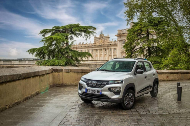 Así es el Dacia Spring, el rey eléctrico de la ciudad. Con solo 3,7 metros de largo, es el vehículo más recomendado para rodar sin emisiones por la ciudad. Su autonomía urbana de 305 kilómetros tienen la culpa, además de su precio, de solo 9.950 euros con el Plan MOVES III incluido. El Seat Mii es su rival más directo. Su tamaño es diminuto, pero destaca su estética SUV de bolsillo.
Como se aprecia en las imágenes, luce pasos de ruedas más anchos, barras de techo, bajos de carrocería delanteros reforzados, protección trasera y distancia al suelo sobreelevada (151 mm en vacío). Tras el logotipo del frontal, con una calandra cerrada al tratarse de un coche eléctrico, se ubica disimuladamente la boca de carga. Las luces LED más afiladas remarcan la línea horizontal de la mirada del Spring. Los embellecedores de este vehículo imitan la estética de las llantas de aleación. Esta apariencia es posible gracias al sistema Flexwheel: las llantas de chapa son abiertas.
Su motor ofrece un potencia de 44 CV, suficiente para rodar por ciudad, dado su bajo peso, de menos de una tonelada. Como curiosidad, no dispone de una palanca de cambios al uso. Ofrece ahora un selector de marcha giratorio con una rueda cromada muy sencilla de utilizar, con 3 posiciones: D (drive), N (neutral) y R (retroceso). A bordo de Dacia Spring se pueden instalar cuatro adultos cómodamente y cuenta con un maletero generoso de casi 300 litros de capacidad.