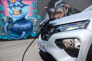 Así es el Dacia Spring, el rey eléctrico de la ciudad. Con solo 3,7 metros de largo, es el vehículo más recomendado para rodar sin emisiones por la ciudad. Su autonomía urbana de 305 kilómetros tienen la culpa, además de su precio, de solo 9.950 euros con el Plan MOVES III incluido. El Seat Mii es su rival más directo. Su tamaño es diminuto, pero destaca su estética SUV de bolsillo.
Como se aprecia en las imágenes, luce pasos de ruedas más anchos, barras de techo, bajos de carrocería delanteros reforzados, protección trasera y distancia al suelo sobreelevada (151 mm en vacío). Tras el logotipo del frontal, con una calandra cerrada al tratarse de un coche eléctrico, se ubica disimuladamente la boca de carga. Las luces LED más afiladas remarcan la línea horizontal de la mirada del Spring. Los embellecedores de este vehículo imitan la estética de las llantas de aleación. Esta apariencia es posible gracias al sistema Flexwheel: las llantas de chapa son abiertas.
Su motor ofrece un potencia de 44 CV, suficiente para rodar por ciudad, dado su bajo peso, de menos de una tonelada. Como curiosidad, no dispone de una palanca de cambios al uso. Ofrece ahora un selector de marcha giratorio con una rueda cromada muy sencilla de utilizar, con 3 posiciones: D (drive), N (neutral) y R (retroceso). A bordo de Dacia Spring se pueden instalar cuatro adultos cómodamente y cuenta con un maletero generoso de casi 300 litros de capacidad.