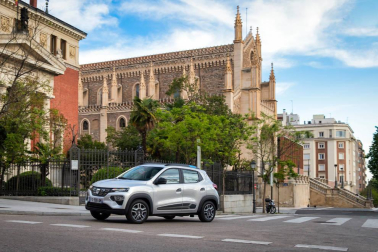 Así es el Dacia Spring, el rey eléctrico de la ciudad. Con solo 3,7 metros de largo, es el vehículo más recomendado para rodar sin emisiones por la ciudad. Su autonomía urbana de 305 kilómetros tienen la culpa, además de su precio, de solo 9.950 euros con el Plan MOVES III incluido. El Seat Mii es su rival más directo. Su tamaño es diminuto, pero destaca su estética SUV de bolsillo.
Como se aprecia en las imágenes, luce pasos de ruedas más anchos, barras de techo, bajos de carrocería delanteros reforzados, protección trasera y distancia al suelo sobreelevada (151 mm en vacío). Tras el logotipo del frontal, con una calandra cerrada al tratarse de un coche eléctrico, se ubica disimuladamente la boca de carga. Las luces LED más afiladas remarcan la línea horizontal de la mirada del Spring. Los embellecedores de este vehículo imitan la estética de las llantas de aleación. Esta apariencia es posible gracias al sistema Flexwheel: las llantas de chapa son abiertas.
Su motor ofrece un potencia de 44 CV, suficiente para rodar por ciudad, dado su bajo peso, de menos de una tonelada. Como curiosidad, no dispone de una palanca de cambios al uso. Ofrece ahora un selector de marcha giratorio con una rueda cromada muy sencilla de utilizar, con 3 posiciones: D (drive), N (neutral) y R (retroceso). A bordo de Dacia Spring se pueden instalar cuatro adultos cómodamente y cuenta con un maletero generoso de casi 300 litros de capacidad.