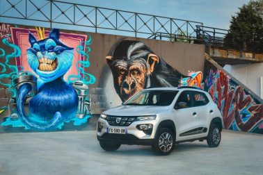 Así es el Dacia Spring, el rey eléctrico de la ciudad. Con solo 3,7 metros de largo, es el vehículo más recomendado para rodar sin emisiones por la ciudad. Su autonomía urbana de 305 kilómetros tienen la culpa, además de su precio, de solo 9.950 euros con el Plan MOVES III incluido. El Seat Mii es su rival más directo. Su tamaño es diminuto, pero destaca su estética SUV de bolsillo.
Como se aprecia en las imágenes, luce pasos de ruedas más anchos, barras de techo, bajos de carrocería delanteros reforzados, protección trasera y distancia al suelo sobreelevada (151 mm en vacío). Tras el logotipo del frontal, con una calandra cerrada al tratarse de un coche eléctrico, se ubica disimuladamente la boca de carga. Las luces LED más afiladas remarcan la línea horizontal de la mirada del Spring. Los embellecedores de este vehículo imitan la estética de las llantas de aleación. Esta apariencia es posible gracias al sistema Flexwheel: las llantas de chapa son abiertas.
Su motor ofrece un potencia de 44 CV, suficiente para rodar por ciudad, dado su bajo peso, de menos de una tonelada. Como curiosidad, no dispone de una palanca de cambios al uso. Ofrece ahora un selector de marcha giratorio con una rueda cromada muy sencilla de utilizar, con 3 posiciones: D (drive), N (neutral) y R (retroceso). A bordo de Dacia Spring se pueden instalar cuatro adultos cómodamente y cuenta con un maletero generoso de casi 300 litros de capacidad.