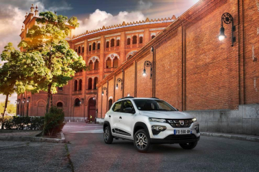 Así es el Dacia Spring, el rey eléctrico de la ciudad. Con solo 3,7 metros de largo, es el vehículo más recomendado para rodar sin emisiones por la ciudad. Su autonomía urbana de 305 kilómetros tienen la culpa, además de su precio, de solo 9.950 euros con el Plan MOVES III incluido. El Seat Mii es su rival más directo. Su tamaño es diminuto, pero destaca su estética SUV de bolsillo.
Como se aprecia en las imágenes, luce pasos de ruedas más anchos, barras de techo, bajos de carrocería delanteros reforzados, protección trasera y distancia al suelo sobreelevada (151 mm en vacío). Tras el logotipo del frontal, con una calandra cerrada al tratarse de un coche eléctrico, se ubica disimuladamente la boca de carga. Las luces LED más afiladas remarcan la línea horizontal de la mirada del Spring. Los embellecedores de este vehículo imitan la estética de las llantas de aleación. Esta apariencia es posible gracias al sistema Flexwheel: las llantas de chapa son abiertas.
Su motor ofrece un potencia de 44 CV, suficiente para rodar por ciudad, dado su bajo peso, de menos de una tonelada. Como curiosidad, no dispone de una palanca de cambios al uso. Ofrece ahora un selector de marcha giratorio con una rueda cromada muy sencilla de utilizar, con 3 posiciones: D (drive), N (neutral) y R (retroceso). A bordo de Dacia Spring se pueden instalar cuatro adultos cómodamente y cuenta con un maletero generoso de casi 300 litros de capacidad.