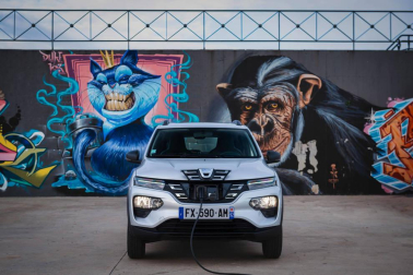 Así es el Dacia Spring, el rey eléctrico de la ciudad. Con solo 3,7 metros de largo, es el vehículo más recomendado para rodar sin emisiones por la ciudad. Su autonomía urbana de 305 kilómetros tienen la culpa, además de su precio, de solo 9.950 euros con el Plan MOVES III incluido. El Seat Mii es su rival más directo. Su tamaño es diminuto, pero destaca su estética SUV de bolsillo.
Como se aprecia en las imágenes, luce pasos de ruedas más anchos, barras de techo, bajos de carrocería delanteros reforzados, protección trasera y distancia al suelo sobreelevada (151 mm en vacío). Tras el logotipo del frontal, con una calandra cerrada al tratarse de un coche eléctrico, se ubica disimuladamente la boca de carga. Las luces LED más afiladas remarcan la línea horizontal de la mirada del Spring. Los embellecedores de este vehículo imitan la estética de las llantas de aleación. Esta apariencia es posible gracias al sistema Flexwheel: las llantas de chapa son abiertas.
Su motor ofrece un potencia de 44 CV, suficiente para rodar por ciudad, dado su bajo peso, de menos de una tonelada. Como curiosidad, no dispone de una palanca de cambios al uso. Ofrece ahora un selector de marcha giratorio con una rueda cromada muy sencilla de utilizar, con 3 posiciones: D (drive), N (neutral) y R (retroceso). A bordo de Dacia Spring se pueden instalar cuatro adultos cómodamente y cuenta con un maletero generoso de casi 300 litros de capacidad.