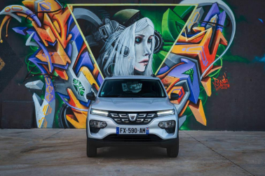 Así es el Dacia Spring, el rey eléctrico de la ciudad. Con solo 3,7 metros de largo, es el vehículo más recomendado para rodar sin emisiones por la ciudad. Su autonomía urbana de 305 kilómetros tienen la culpa, además de su precio, de solo 9.950 euros con el Plan MOVES III incluido. El Seat Mii es su rival más directo. Su tamaño es diminuto, pero destaca su estética SUV de bolsillo.
Como se aprecia en las imágenes, luce pasos de ruedas más anchos, barras de techo, bajos de carrocería delanteros reforzados, protección trasera y distancia al suelo sobreelevada (151 mm en vacío). Tras el logotipo del frontal, con una calandra cerrada al tratarse de un coche eléctrico, se ubica disimuladamente la boca de carga. Las luces LED más afiladas remarcan la línea horizontal de la mirada del Spring. Los embellecedores de este vehículo imitan la estética de las llantas de aleación. Esta apariencia es posible gracias al sistema Flexwheel: las llantas de chapa son abiertas.
Su motor ofrece un potencia de 44 CV, suficiente para rodar por ciudad, dado su bajo peso, de menos de una tonelada. Como curiosidad, no dispone de una palanca de cambios al uso. Ofrece ahora un selector de marcha giratorio con una rueda cromada muy sencilla de utilizar, con 3 posiciones: D (drive), N (neutral) y R (retroceso). A bordo de Dacia Spring se pueden instalar cuatro adultos cómodamente y cuenta con un maletero generoso de casi 300 litros de capacidad.