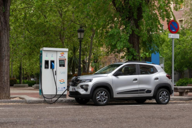 Así es el Dacia Spring, el rey eléctrico de la ciudad. Con solo 3,7 metros de largo, es el vehículo más recomendado para rodar sin emisiones por la ciudad. Su autonomía urbana de 305 kilómetros tienen la culpa, además de su precio, de solo 9.950 euros con el Plan MOVES III incluido. El Seat Mii es su rival más directo. Su tamaño es diminuto, pero destaca su estética SUV de bolsillo.
Como se aprecia en las imágenes, luce pasos de ruedas más anchos, barras de techo, bajos de carrocería delanteros reforzados, protección trasera y distancia al suelo sobreelevada (151 mm en vacío). Tras el logotipo del frontal, con una calandra cerrada al tratarse de un coche eléctrico, se ubica disimuladamente la boca de carga. Las luces LED más afiladas remarcan la línea horizontal de la mirada del Spring. Los embellecedores de este vehículo imitan la estética de las llantas de aleación. Esta apariencia es posible gracias al sistema Flexwheel: las llantas de chapa son abiertas.
Su motor ofrece un potencia de 44 CV, suficiente para rodar por ciudad, dado su bajo peso, de menos de una tonelada. Como curiosidad, no dispone de una palanca de cambios al uso. Ofrece ahora un selector de marcha giratorio con una rueda cromada muy sencilla de utilizar, con 3 posiciones: D (drive), N (neutral) y R (retroceso). A bordo de Dacia Spring se pueden instalar cuatro adultos cómodamente y cuenta con un maletero generoso de casi 300 litros de capacidad.