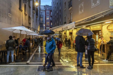 La lluvia frena un 'juevintxo' de terrazas y con cierre a la 1.00 h en Pamplona