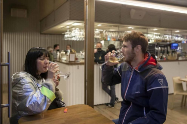 La lluvia frena un 'juevintxo' de terrazas y con cierre a la 1.00 h en Pamplona