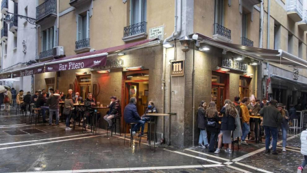 La lluvia frena un 'juevintxo' de terrazas y con cierre a la 1.00 h en Pamplona