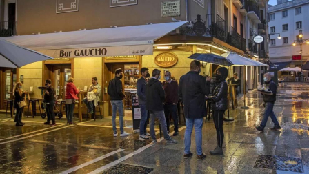 La lluvia frena un 'juevintxo' de terrazas y con cierre a la 1.00 h en Pamplona