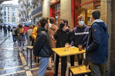 La lluvia frena un 'juevintxo' de terrazas y con cierre a la 1.00 h en Pamplona