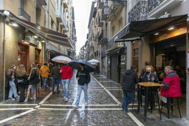 La lluvia frena un 'juevintxo' de terrazas y con cierre a la 1.00 h en Pamplona