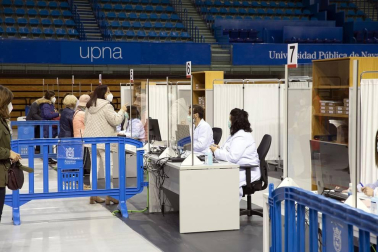 La presidenta del Gobierno de Navarra, María Chivite, ha visitado las instalaciones para la vacunación contra el coronavirus en la UPNA acompañada por la consejera de Salud, Santos Induráin, y el rector de la UPNA, Ramón Gonzalo.