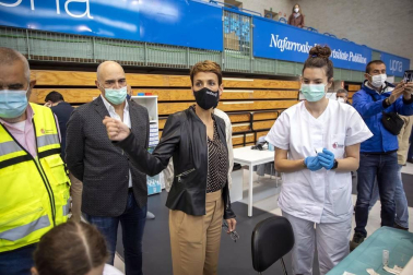 La presidenta del Gobierno de Navarra, María Chivite, ha visitado las instalaciones para la vacunación contra el coronavirus en la UPNA acompañada por la consejera de Salud, Santos Induráin, y el rector de la UPNA, Ramón Gonzalo.