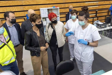 La presidenta del Gobierno de Navarra, María Chivite, ha visitado las instalaciones para la vacunación contra el coronavirus en la UPNA acompañada por la consejera de Salud, Santos Induráin, y el rector de la UPNA, Ramón Gonzalo.