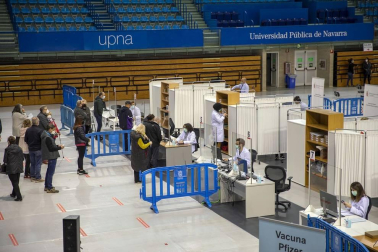 La presidenta del Gobierno de Navarra, María Chivite, ha visitado las instalaciones para la vacunación contra el coronavirus en la UPNA acompañada por la consejera de Salud, Santos Induráin, y el rector de la UPNA, Ramón Gonzalo.