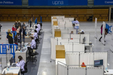 La presidenta del Gobierno de Navarra, María Chivite, ha visitado las instalaciones para la vacunación contra el coronavirus en la UPNA acompañada por la consejera de Salud, Santos Induráin, y el rector de la UPNA, Ramón Gonzalo.