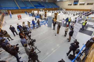 La presidenta del Gobierno de Navarra, María Chivite, ha visitado las instalaciones para la vacunación contra el coronavirus en la UPNA acompañada por la consejera de Salud, Santos Induráin, y el rector de la UPNA, Ramón Gonzalo.