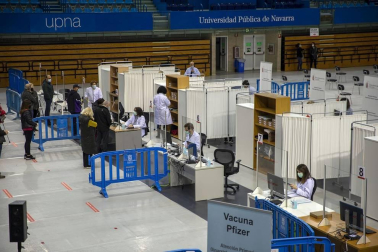 La presidenta del Gobierno de Navarra, María Chivite, ha visitado las instalaciones para la vacunación contra el coronavirus en la UPNA acompañada por la consejera de Salud, Santos Induráin, y el rector de la UPNA, Ramón Gonzalo.