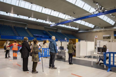 La presidenta del Gobierno de Navarra, María Chivite, ha visitado las instalaciones para la vacunación contra el coronavirus en la UPNA acompañada por la consejera de Salud, Santos Induráin, y el rector de la UPNA, Ramón Gonzalo.