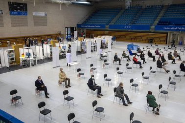 La presidenta del Gobierno de Navarra, María Chivite, ha visitado las instalaciones para la vacunación contra el coronavirus en la UPNA acompañada por la consejera de Salud, Santos Induráin, y el rector de la UPNA, Ramón Gonzalo.