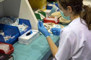 La presidenta del Gobierno de Navarra, María Chivite, ha visitado las instalaciones para la vacunación contra el coronavirus en la UPNA acompañada por la consejera de Salud, Santos Induráin, y el rector de la UPNA, Ramón Gonzalo.