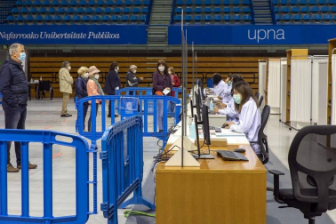 La presidenta del Gobierno de Navarra, María Chivite, ha visitado las instalaciones para la vacunación contra el coronavirus en la UPNA acompañada por la consejera de Salud, Santos Induráin, y el rector de la UPNA, Ramón Gonzalo.