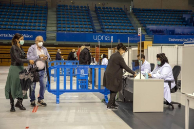La presidenta del Gobierno de Navarra, María Chivite, ha visitado las instalaciones para la vacunación contra el coronavirus en la UPNA acompañada por la consejera de Salud, Santos Induráin, y el rector de la UPNA, Ramón Gonzalo.
