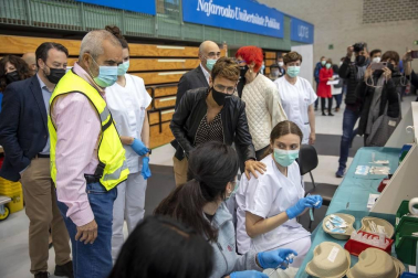 La presidenta del Gobierno de Navarra, María Chivite, ha visitado las instalaciones para la vacunación contra el coronavirus en la UPNA acompañada por la consejera de Salud, Santos Induráin, y el rector de la UPNA, Ramón Gonzalo.