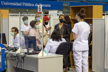 La presidenta del Gobierno de Navarra, María Chivite, ha visitado las instalaciones para la vacunación contra el coronavirus en la UPNA acompañada por la consejera de Salud, Santos Induráin, y el rector de la UPNA, Ramón Gonzalo.