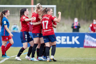 Las jugadoras de Osasuna femenino celebran el tanto.