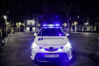 La Guardia Urbana de Barcelona, en actuaciones conjuntas con los Mossos d'Esquadra, ha desalojado a 9.055 personas desde las 22.00 horas del sábado hasta las 6.00 del domingo.