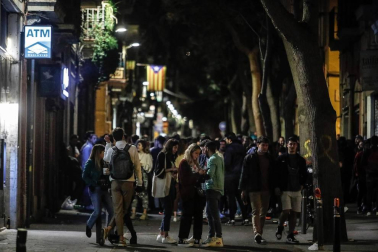 La Guardia Urbana de Barcelona, en actuaciones conjuntas con los Mossos d'Esquadra, ha desalojado a 9.055 personas desde las 22.00 horas del sábado hasta las 6.00 del domingo.