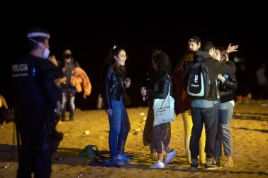 La Guardia Urbana de Barcelona, en actuaciones conjuntas con los Mossos d'Esquadra, ha desalojado a 9.055 personas desde las 22.00 horas del sábado hasta las 6.00 del domingo.