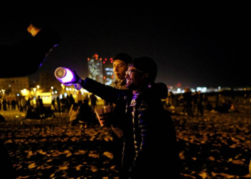 La Guardia Urbana de Barcelona, en actuaciones conjuntas con los Mossos d'Esquadra, ha desalojado a 9.055 personas desde las 22.00 horas del sábado hasta las 6.00 del domingo.