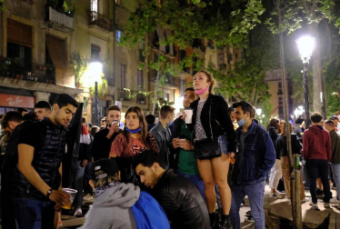 La Guardia Urbana de Barcelona, en actuaciones conjuntas con los Mossos d'Esquadra, ha desalojado a 9.055 personas desde las 22.00 horas del sábado hasta las 6.00 del domingo.