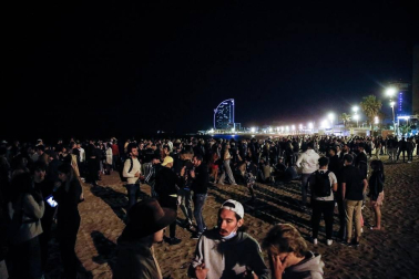 La Guardia Urbana de Barcelona, en actuaciones conjuntas con los Mossos d'Esquadra, ha desalojado a 9.055 personas desde las 22.00 horas del sábado hasta las 6.00 del domingo.