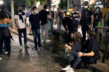 La Guardia Urbana de Barcelona, en actuaciones conjuntas con los Mossos d'Esquadra, ha desalojado a 9.055 personas desde las 22.00 horas del sábado hasta las 6.00 del domingo.
