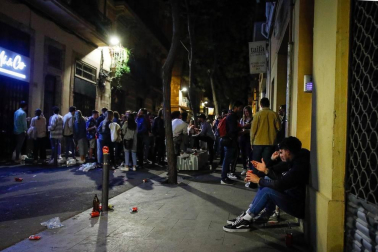 La Guardia Urbana de Barcelona, en actuaciones conjuntas con los Mossos d'Esquadra, ha desalojado a 9.055 personas desde las 22.00 horas del sábado hasta las 6.00 del domingo.