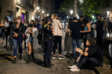 La Guardia Urbana de Barcelona, en actuaciones conjuntas con los Mossos d'Esquadra, ha desalojado a 9.055 personas desde las 22.00 horas del sábado hasta las 6.00 del domingo.
