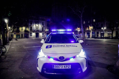 La Guardia Urbana de Barcelona, en actuaciones conjuntas con los Mossos d'Esquadra, ha desalojado a 9.055 personas desde las 22.00 horas del sábado hasta las 6.00 del domingo.