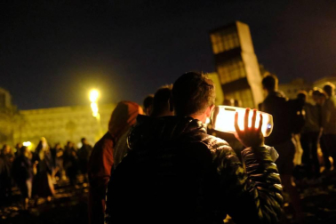 La Guardia Urbana de Barcelona, en actuaciones conjuntas con los Mossos d'Esquadra, ha desalojado a 9.055 personas desde las 22.00 horas del sábado hasta las 6.00 del domingo.