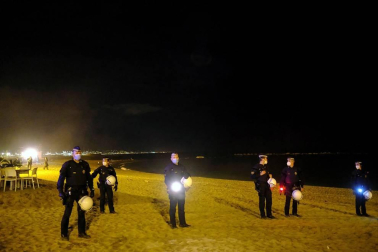 La Guardia Urbana de Barcelona, en actuaciones conjuntas con los Mossos d'Esquadra, ha desalojado a 9.055 personas desde las 22.00 horas del sábado hasta las 6.00 del domingo.