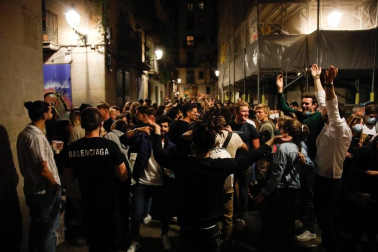 La Guardia Urbana de Barcelona, en actuaciones conjuntas con los Mossos d'Esquadra, ha desalojado a 9.055 personas desde las 22.00 horas del sábado hasta las 6.00 del domingo.