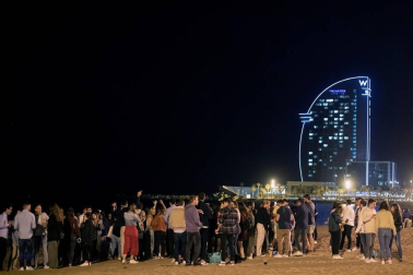 La Guardia Urbana de Barcelona, en actuaciones conjuntas con los Mossos d'Esquadra, ha desalojado a 9.055 personas desde las 22.00 horas del sábado hasta las 6.00 del domingo.