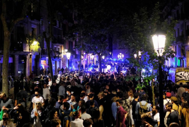 La Guardia Urbana de Barcelona, en actuaciones conjuntas con los Mossos d'Esquadra, ha desalojado a 9.055 personas desde las 22.00 horas del sábado hasta las 6.00 del domingo.