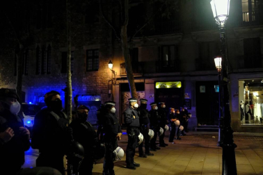 La Guardia Urbana de Barcelona, en actuaciones conjuntas con los Mossos d'Esquadra, ha desalojado a 9.055 personas desde las 22.00 horas del sábado hasta las 6.00 del domingo.