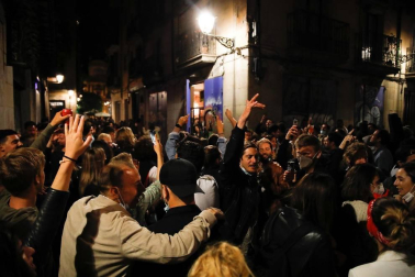 La Guardia Urbana de Barcelona, en actuaciones conjuntas con los Mossos d'Esquadra, ha desalojado a 9.055 personas desde las 22.00 horas del sábado hasta las 6.00 del domingo.