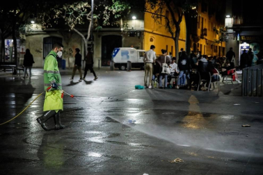 La Guardia Urbana de Barcelona, en actuaciones conjuntas con los Mossos d'Esquadra, ha desalojado a 9.055 personas desde las 22.00 horas del sábado hasta las 6.00 del domingo.