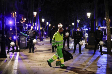 La Guardia Urbana de Barcelona, en actuaciones conjuntas con los Mossos d'Esquadra, ha desalojado a 9.055 personas desde las 22.00 horas del sábado hasta las 6.00 del domingo.