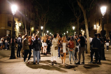 La Guardia Urbana de Barcelona, en actuaciones conjuntas con los Mossos d'Esquadra, ha desalojado a 9.055 personas desde las 22.00 horas del sábado hasta las 6.00 del domingo.